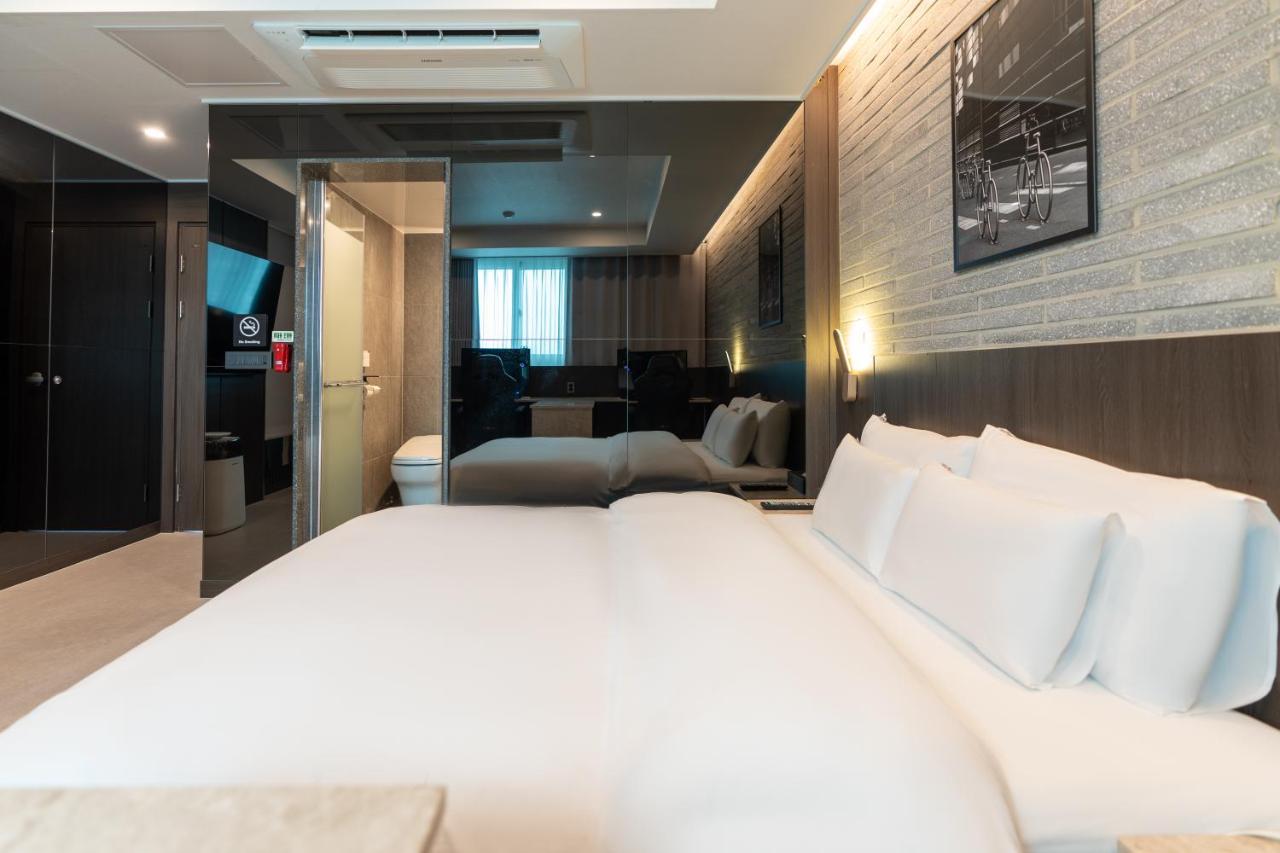 Jecheon Hound Hotel Chechon Bagian luar foto